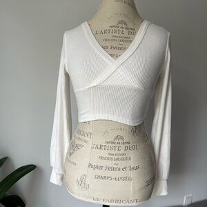 3/22 🧡 V neck white cropped sweater